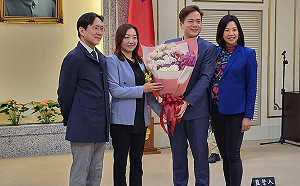 陳琬惠宣誓就職立委 邀林姿妙為縣民福祉合作