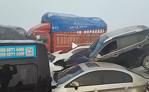 (影) 咚、咚、咚、咚連環撞! 大霧不減速 鄭州黃河大橋車禍逾200車受波及