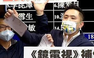「鏡電視過關這天 就是NCC死亡之日！」陳以信撕毀報告書抗議