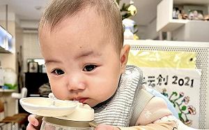 出生5個月飛速長大！趙小僑愛女「拿水杯」模樣萌翻網