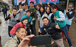 從台灣頭到台灣尾都來了  10位年輕議員陪吳怡農站路口拜票 