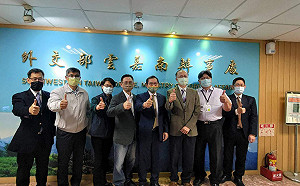 邊境檢疫鬆綁 外交部雲嘉南辦事處週末加班趕製護照