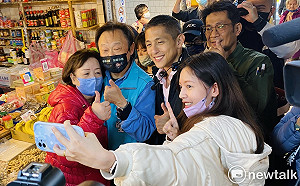 嗆花敬群在議員早被轟出去 王世堅：我會丟粉筆請他畫圈罰站