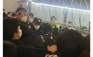 （影）不是要開放了嗎？白雲機場強制執行 5＋3 政策！中國留學生與警察爆發衝突