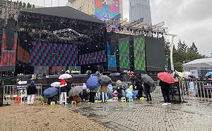 北市跨年晚會開放進場 民眾自備折凳提早卡位