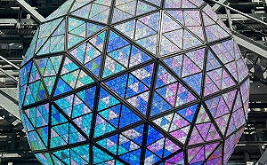 紐約時報廣場「大蘋果」回來了！雨傘列違禁 可穿雨衣不能撐傘