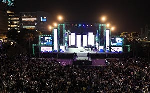 告別2022！高雄《亞灣未來市演唱會》人潮湧現 180秒花火迎接2023