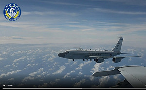 解放軍公布影片 反控美軍偵察機危險接近共機