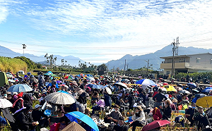 (影) 南投紫南宮發「錢母」 10萬信眾寒風細雨漏夜排隊