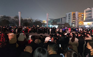 許昌上千民眾放煙火抗議與警對峙! 警烏龍亂抓圍觀大媽 群眾包圍派出所