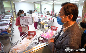 探視元旦寶寶 張善政：生育補助加碼已可適用