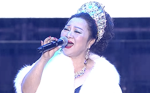 〈初戀〉唱成失戀？！白冰冰濕身怒回：體會一下歌詞