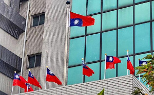 2023年第1個上班日發生「國旗倒掛」 何志偉嗆北市府：螺絲鬆到甚麼程度？