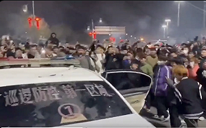 (影)「煙花革命」？河南爆大規模警民衝突 青年打砸警車 公安落荒而逃