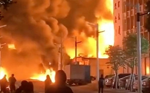 (影) 泉州油罐車凌晨突爆炸起火 濃煙直竄雲霄 延燒橋下民宅、車輛