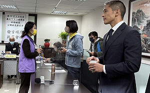 獨派拉布條抗議 王鴻薇抱怨：意圖使人不當選、選委會不用做事喔？