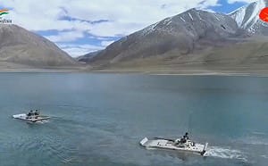 印軍在高原演練「海戰」！ 中媒預測偷酸：步兵戰車光渡湖就要「1小時」