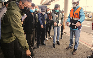 扯！卓冠廷踢爆捷運三鶯線手扶梯擋住民家店門口 修車廠無法進出