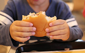 食物掉地上秒撿起吃！他超慘後果曝