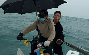 (影) 從廣東騎到海南島! 為了省183元船票 中國2男花6小時騎水上自行車 
