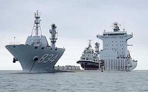 罕見曝光！解放軍半潛船「飲馬湖號」訓練照 港媒：奪島搶灘支援作戰利器