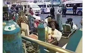 中國醫院缺病床竟設立「街上急診室」 疫情嚴重 官方呼籲春節勿返鄉