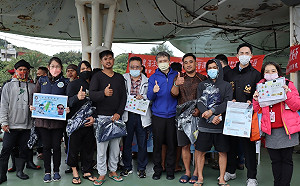 新北勞工局歲末送暖外籍漁工 提供防寒物資 義剪按摩 