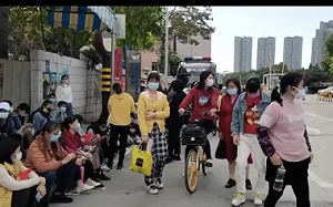 (影) 老闆企圖「落跑」! 廣東製衣廠爆數百名員工大規模罷工抗議