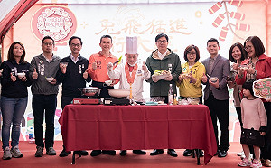 「高雄過好年」系列活動開跑　陳其邁發兔年小紅包拜早年