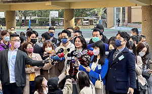 糗．．．忘記帶身分證 王鴻薇沒完成投票