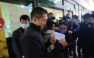 王鴻薇忘帶身分證好糗 吳怡農笑看錢包：有記得