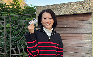 終於補完成投票 王鴻薇秀身分證自嘲「記得要帶哦」