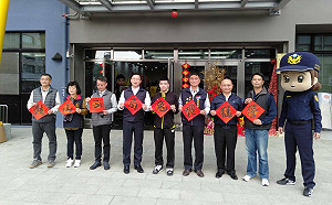 高市鼓山警新春揮毫、寒冬送暖活動　臺灣桌球教父開球暖身