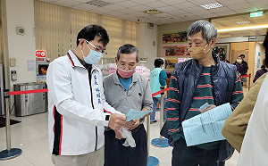 春節將屆  新莊公所溫馨送白米傳愛心