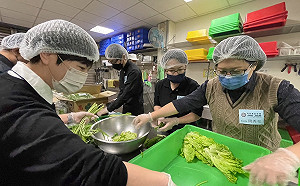 築間餐飲集團年末送愛心便當！每月捐300公斤肉品供長者享用