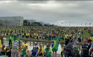 （影）巴西首都暴亂動盪不安 媒體 : 波索納洛打爛一手好牌