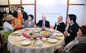 賴清德台中會長輩被祝當選 盧秀燕派王育敏出席免尷尬