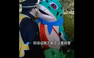 (影) 超爆笑! 城管抓住「青蛙人」鬥嘴鼓 他崩潰喊 :「你的飯碗比較硬!」