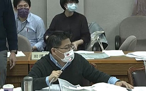 提案遭柯建銘要求保留 兩人再爆衝突 邱顯智：你是立法院的習近平嗎？   