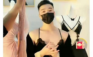 牆內奇觀！中國直播賣女性感睡衣竟是「他」試穿 