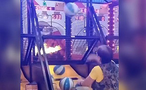 阿嬤玩投籃機！「手沒停過」破紀錄