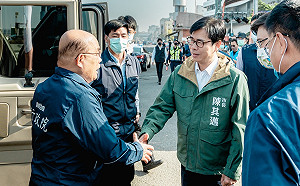 陪同視察前鎮漁港  陳其邁送暖 蘇貞昌備感窩心
