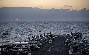 針對中國！美尼米茲號航母打擊群巡弋南海 解放軍緊盯