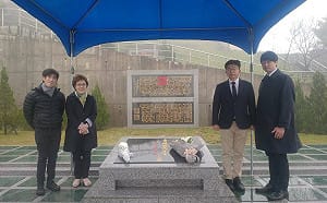 李登輝百歲冥誕 李安妮帶獨子賴瑋倫上山致意