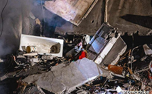 俄彈襲烏克蘭公寓釀21死  「倖存女絕望癱坐瓦礫堆」照片震驚國際