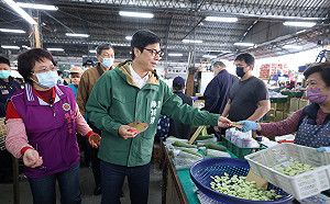 清晨至果菜市場拜年  陳其邁關心春節農產供銷