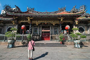 一份空汙檢測讓逾280年龍山寺禁香！擲筊菩薩同意、香客減3成又回來  ：「心香」祈福更清新