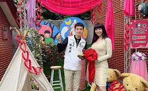 嘉義最「胸」市議員代言月老活動拋出繡球 只有他接到