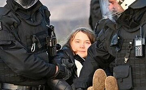 不要以為妳有名就不抓妳! 聲援小鎮示威活動 桑柏格遭德警方架走拘留 