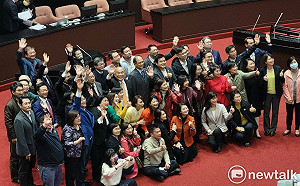 快訊》立院會期結束 蘇貞昌致意後快閃離去未談去留